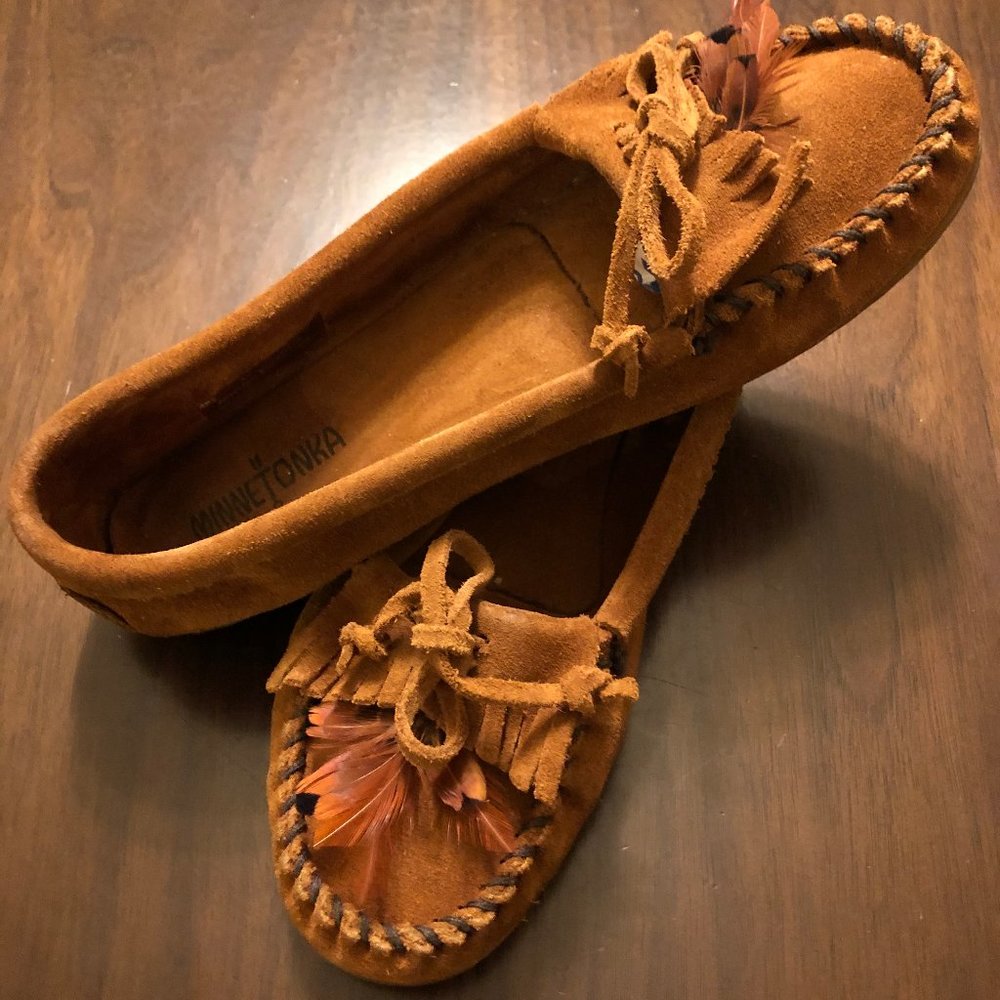 Minnetonka Moccasins w/feathers | Size 10